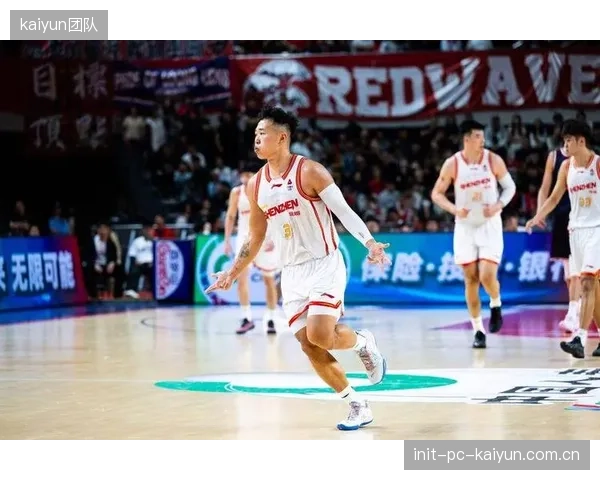 贺希宁凭借现象级得分表现当选常规赛MVP,其续约将是深圳队休赛期首要任务。 贺希宁凭借现象级得分表现当选常规赛MVP,其续约将是深圳队休赛期首要任务。